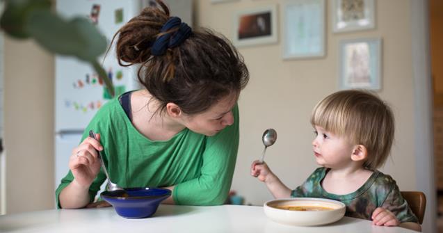 Modélisation alimentaire enfant : pourquoi manger devant lui change tout
