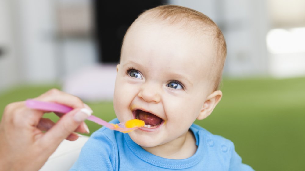 Diversification alimentaire bébé : pourquoi lui présenter les aliments dans leur vraie forme ?