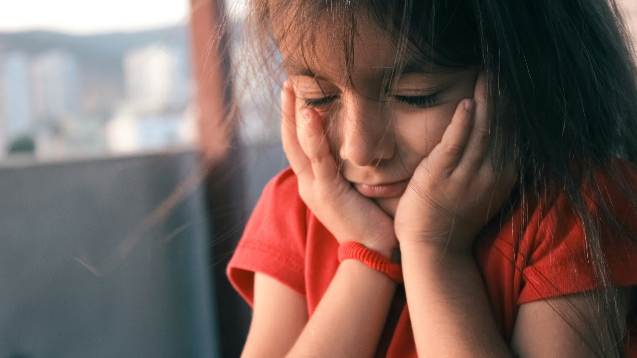 Enfant hyposensible ou hypersensible : quelle différence et comment les aider ?