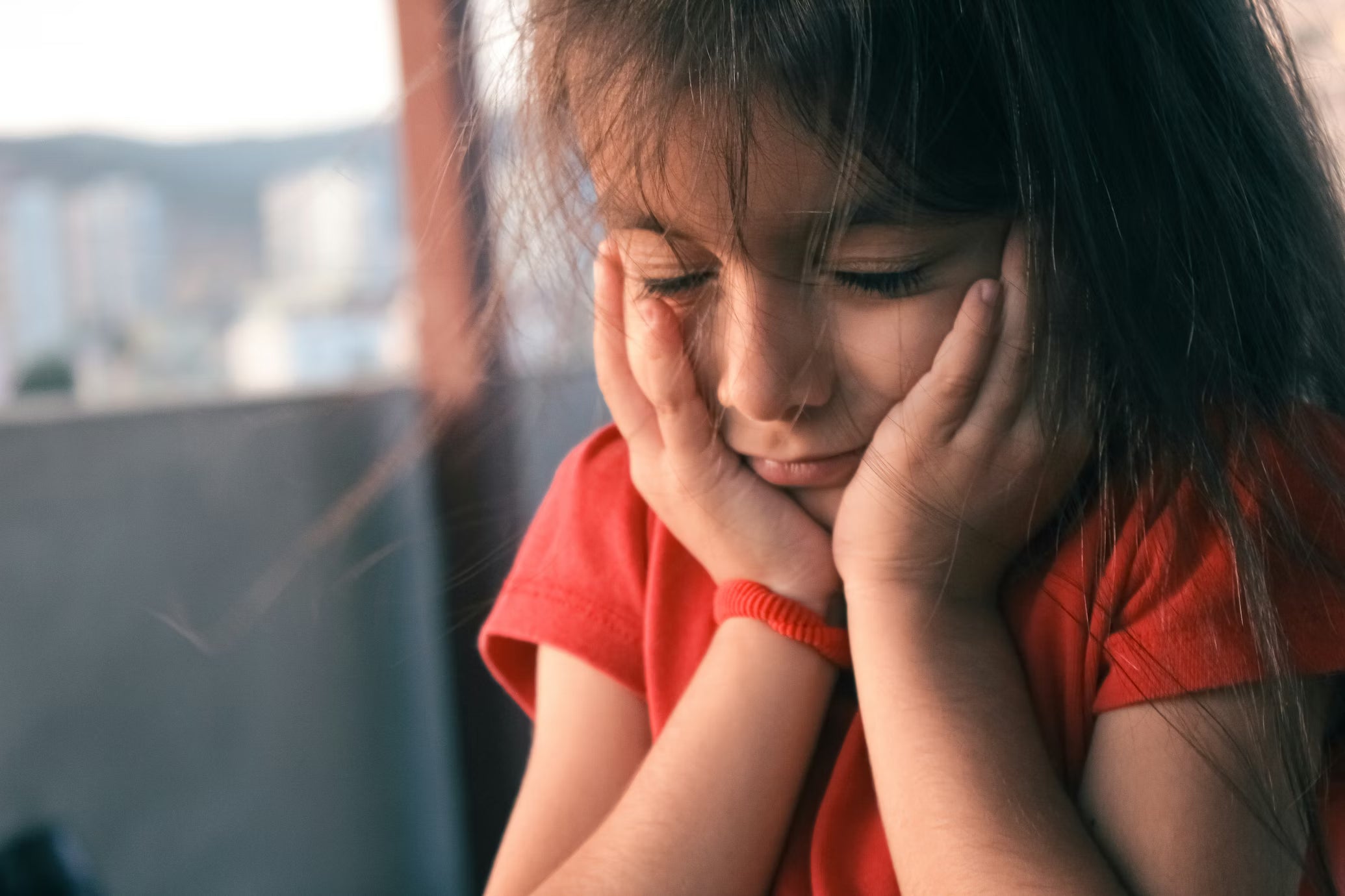 Enfant hyposensible ou hypersensible : quelle différence et comment les aider ?